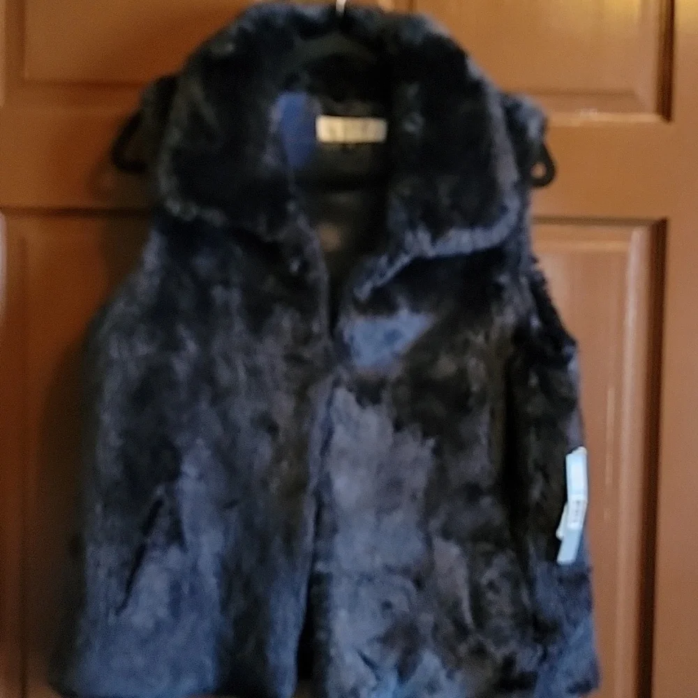 Tahari-Navy faux fur vest, collared Size Large  NWT. - Picture 2 of 9
